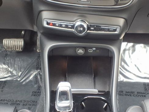 Certified 2023 Volvo XC40 B5 Plus w/ Climate Package image 18