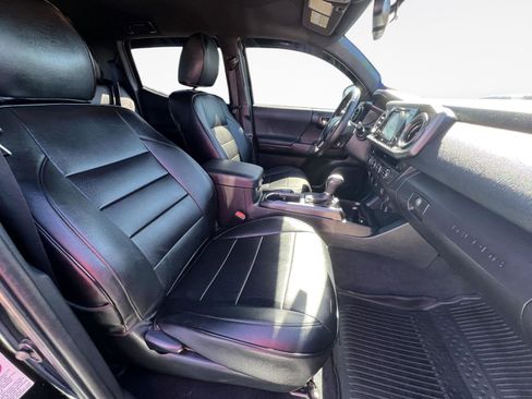 Used 2017 Toyota Tacoma TRD Sport image 28