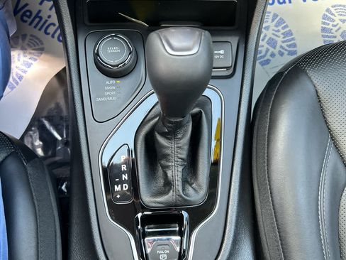 Used 2019 Jeep Cherokee Overland w/ Technology Group AWD/4WD image 19