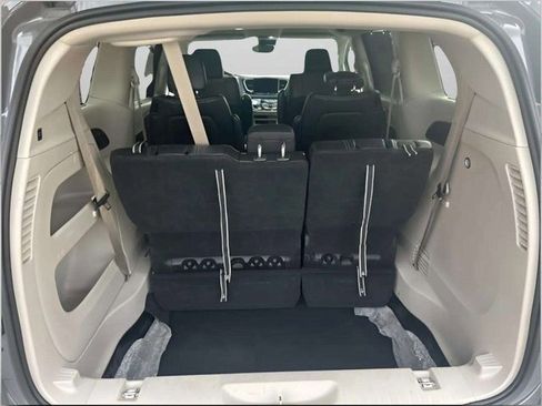 Used 2022 Chrysler Pacifica Touring-L image 12