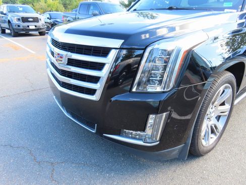Used 2020 Cadillac Escalade ESV Premium Luxury image 9