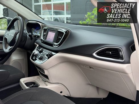 Used 2022 Chrysler Voyager LX FWD image 31