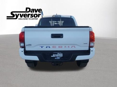 Used 2016 Toyota Tacoma TRD Off-Road image 3