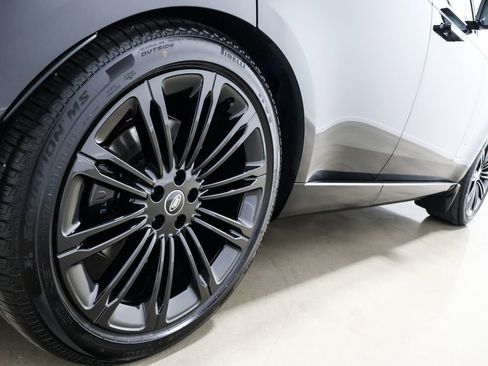 Used 2025 Land Rover Range Rover SE image 17