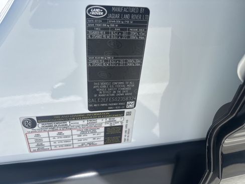 Used 2025 Land Rover Defender 110 X-Dynamic SE image 5