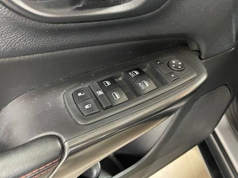 Used 2019 Jeep Cherokee Trailhawk AWD/4WD image 19