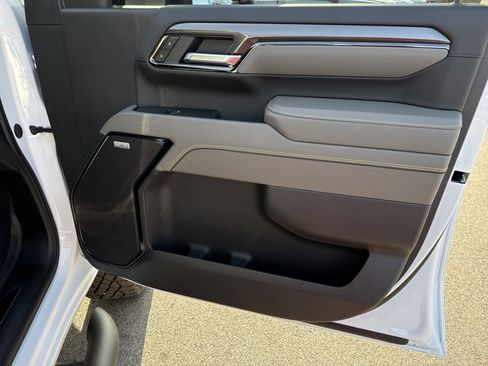 Used 2025 Chevrolet Silverado 2500 ZR2 w/ Technology Package image 28