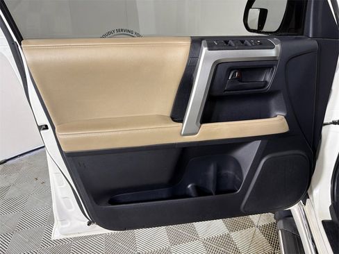 Used 2011 Toyota 4Runner SR5 w/ Convenience Pkg image 11