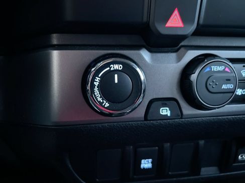 Used 2022 Toyota Tacoma SR AWD/4WD image 31
