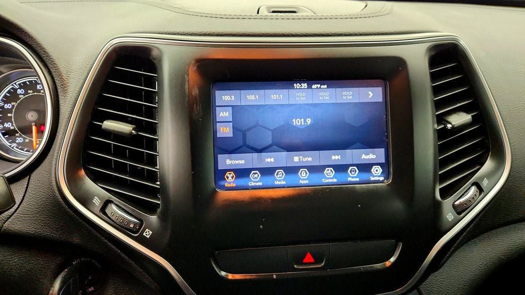 Used 2019 Jeep Cherokee Latitude w/ Cold Weather Group FWD image 18