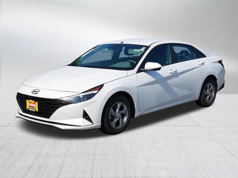 Used 2022 Hyundai Elantra SE FWD image 3