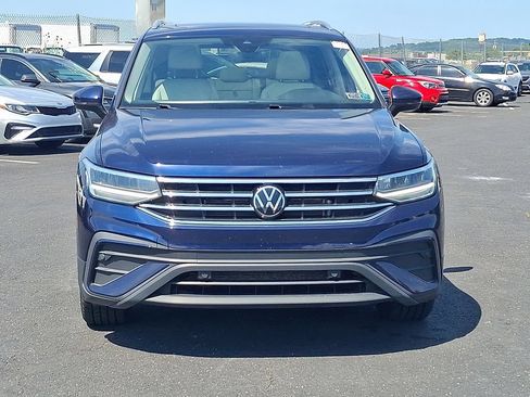 Used 2023 Volkswagen Tiguan SE w/ Panoramic Sunroof Package FWD image 2