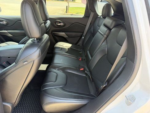 Used 2019 Jeep Cherokee Latitude Plus w/ Comfort/Convenience Group AWD/4WD image 12