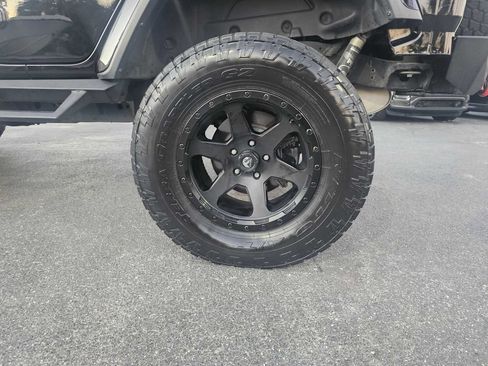 Used 2018 Jeep Wrangler Unlimited Sahara AWD/4WD image 4