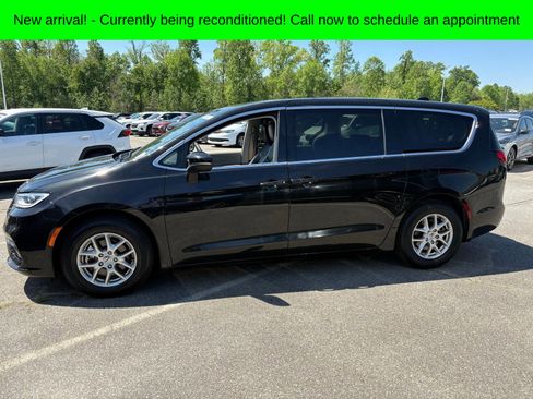 Used 2023 Chrysler Pacifica Touring-L image 8