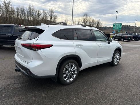 Used 2022 Toyota Highlander Limited image 7