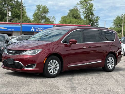 Used 2017 Chrysler Pacifica Touring-L FWD image 1