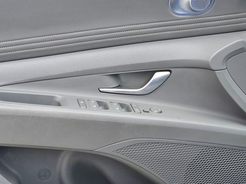 Used 2025 Hyundai Elantra SEL image 19