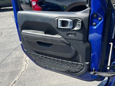 Used 2018 Jeep Wrangler Unlimited Sahara AWD/4WD image 17