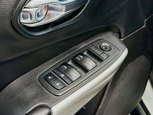 Used 2018 Jeep Cherokee Latitude Plus w/ Cold Weather Group image 16