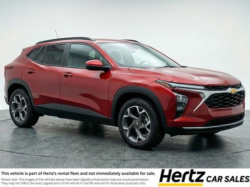 Used 2025 Chevrolet Trax LT FWD image 1