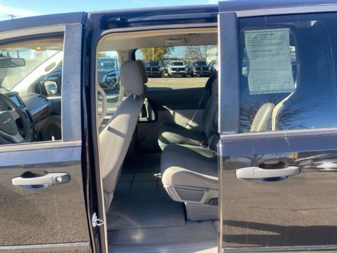 Used 2008 Chrysler Town & Country LX image 9