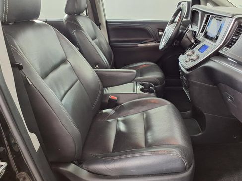 Used 2017 Toyota Sienna SE Premium FWD image 9