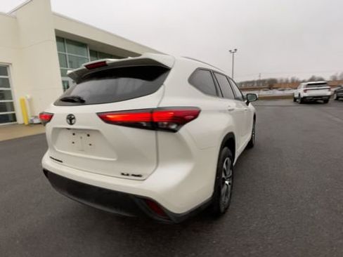 Used 2021 Toyota Highlander XLE image 9