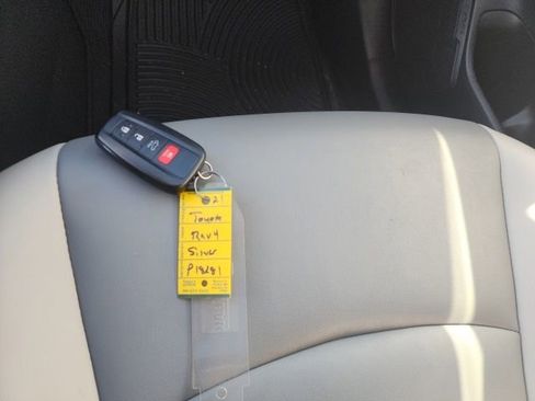 Used 2021 Toyota RAV4 XLE Premium image 17