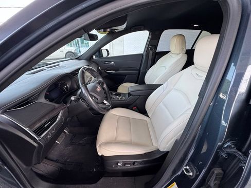 Used 2019 Cadillac XT4 Sport w/ Cold Weather Package FWD image 12