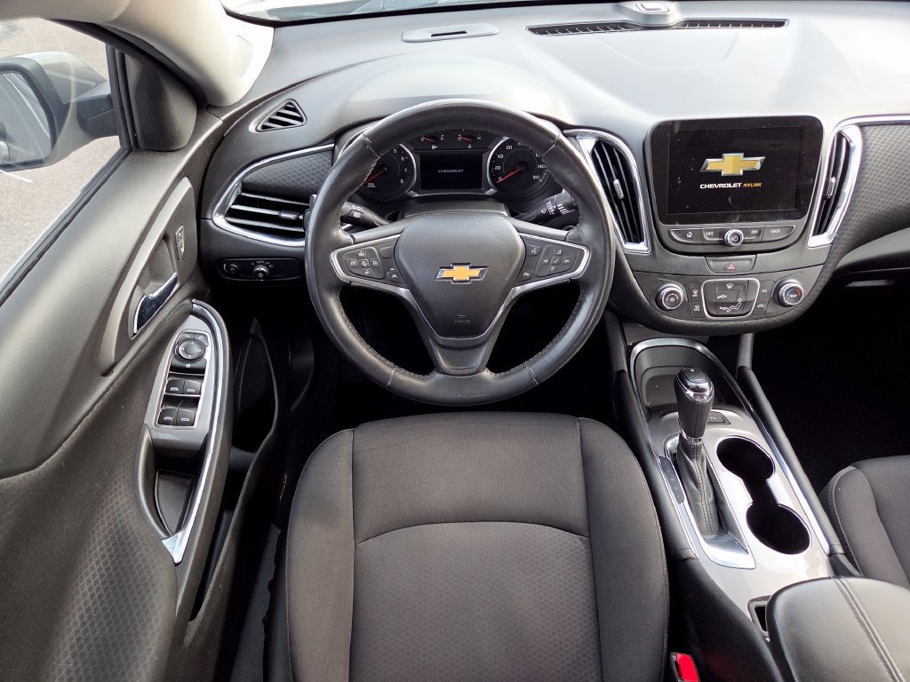 Used 2018 Chevrolet Malibu LT w/ Driver Confidence Package FWD image 4