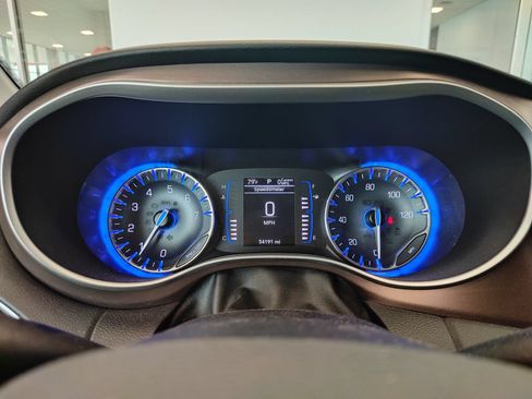 Used 2020 Chrysler Voyager L FWD image 13