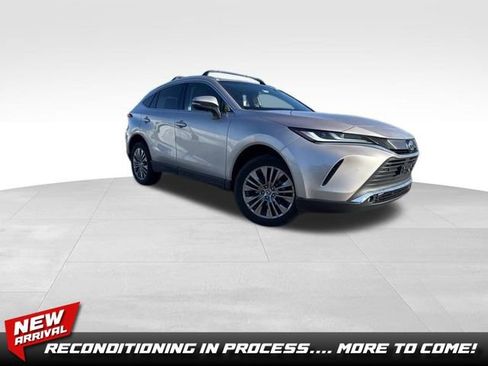 Used 2024 Toyota Venza XLE image 1