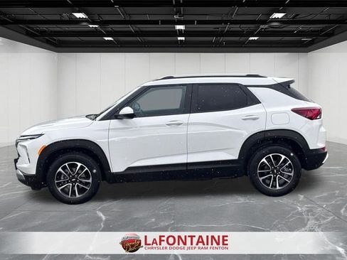 Used 2025 Chevrolet TrailBlazer LT image 2