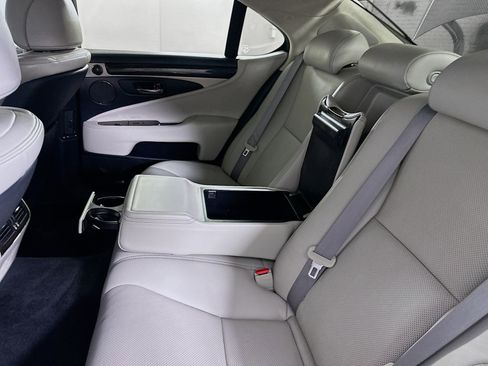 Used 2013 Lexus LS 460 w/ Comfort Pkg RWD image 28