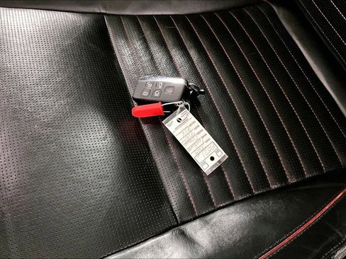 Used 2018 Land Rover Discovery Sport HSE image 10