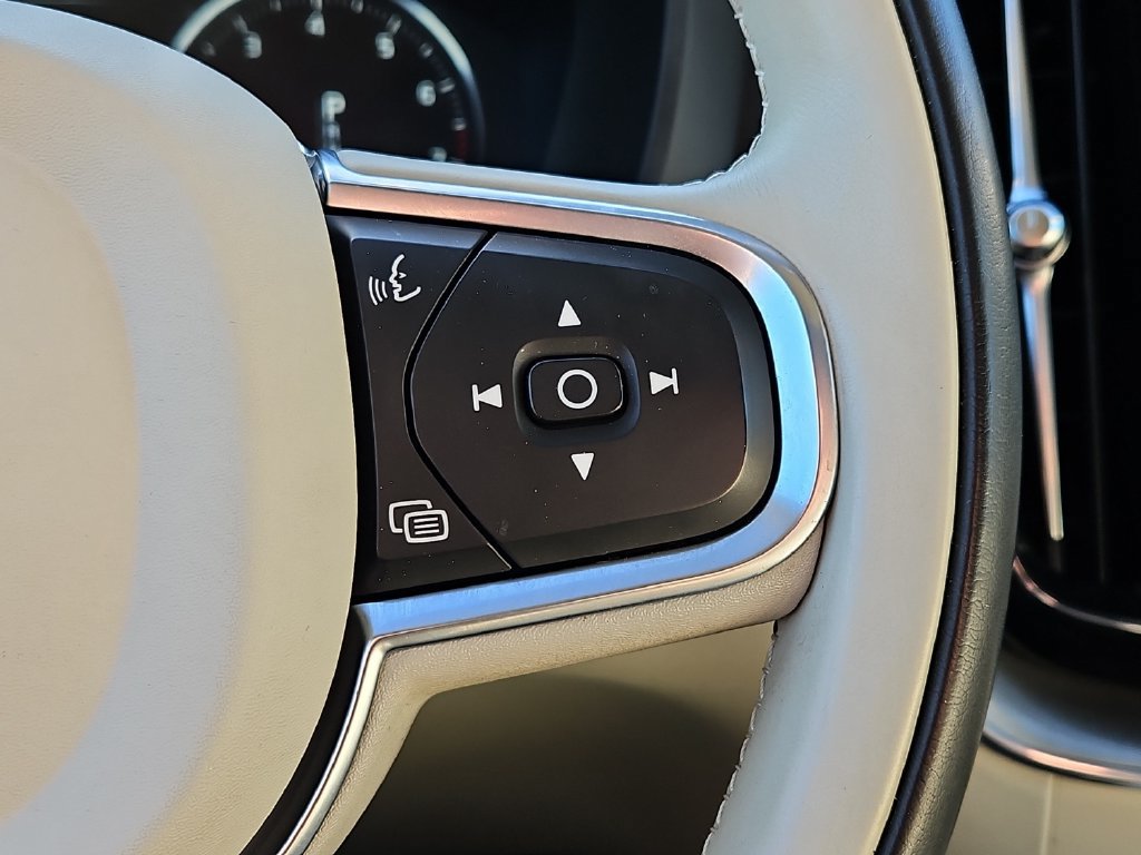 Used 2019 Volvo XC60 T6 Momentum w/ Multimedia Package AWD/4WD image 28
