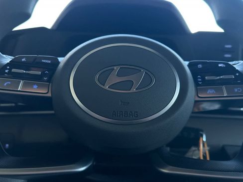 Used 2025 Hyundai Elantra SE image 24