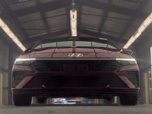 Used 2025 Hyundai Elantra Sport FWD image 3