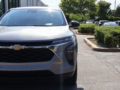 Used 2024 Chevrolet Trax LS w/ Driver Confidence Package FWD image 12