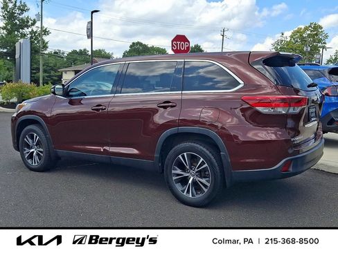 Used 2019 Toyota Highlander LE AWD/4WD image 8