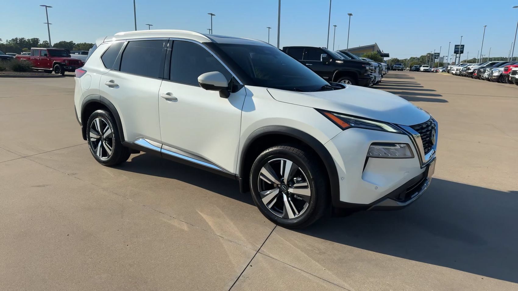 Used 2023 Nissan Rogue SL w/ SL Premium Package FWD image 3