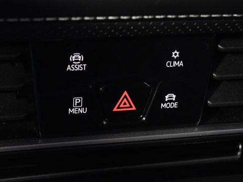 Used 2025 Volkswagen Atlas SE image 32