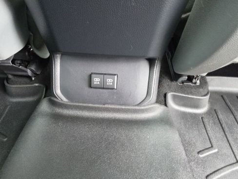 Used 2020 Toyota Highlander XLE AWD/4WD image 33