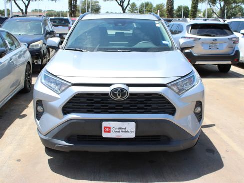 Used 2021 Toyota RAV4 XLE w/ Convenience Package FWD image 4