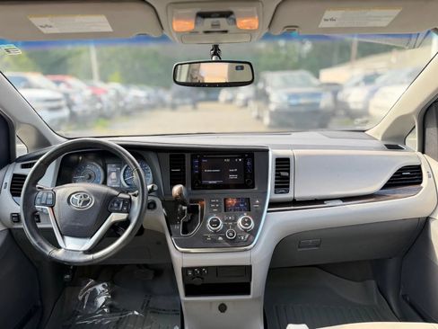 Used 2017 Toyota Sienna XLE w/ Outdoor Package FWD image 19