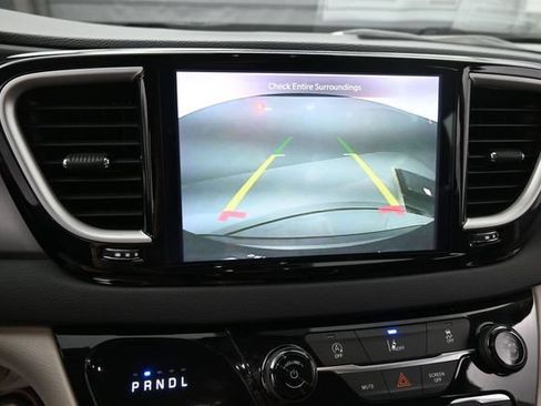 Used 2022 Chrysler Pacifica Touring-L FWD image 33