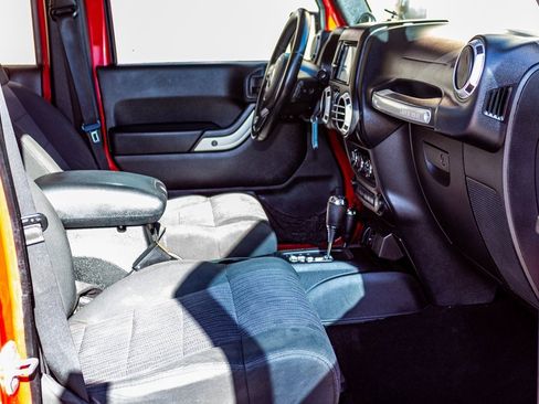 Used 2012 Jeep Wrangler Unlimited Sahara image 23