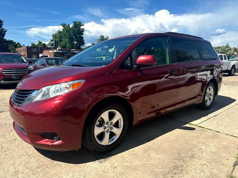 Used 2014 Toyota Sienna LE image 1