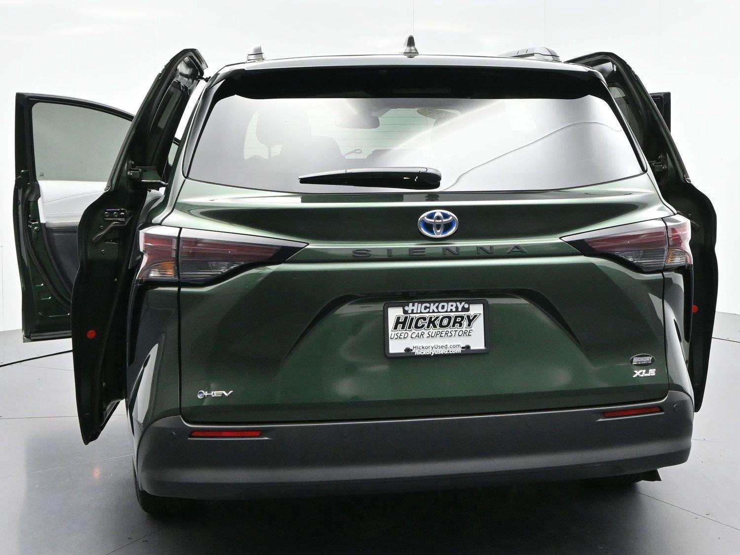 Used 2025 Toyota Sienna XLE FWD image 46